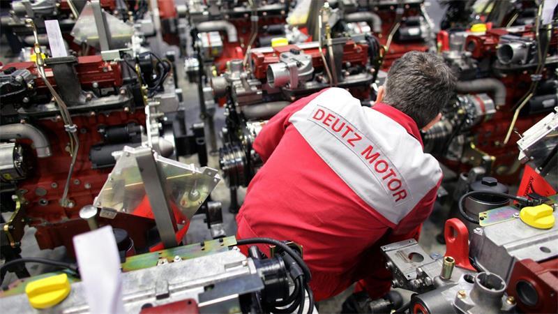 Ein Deutz-Mitarbeiter in der Kölner Motorenproduktion. (Archivbild)