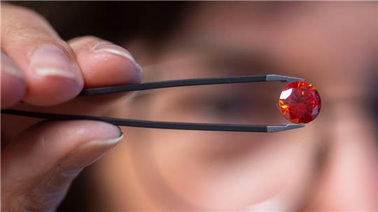Ein Diamant aus Asche kostet mehrere tausend Euro. (Archivbild)