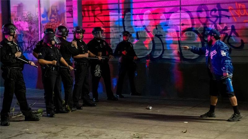 Ein Dodgers-Fan setzt sich mit der Polizei auseinander.