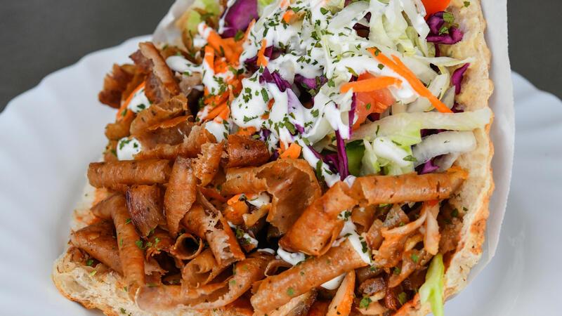 Verbietet die EU bald den deutschen Döner? Ein Döner Kebab angerichtet auf einem Teller.