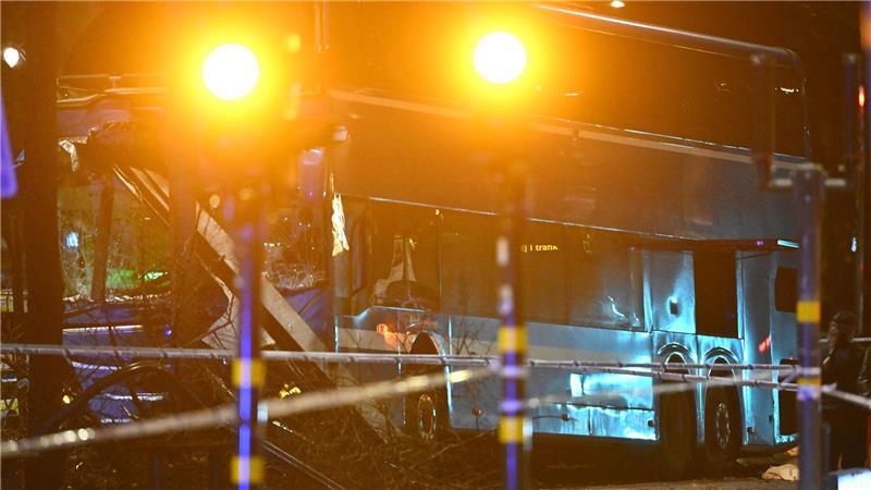 Ein Doppeldeckerbus soll in eine Haltestelle gekracht sein.