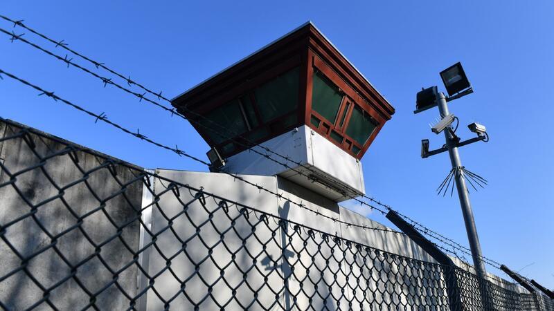 Mörder auf der Flucht - von Ausgang nicht zurückgekehrt Ein Doppelmörder ist von einem unbegleiteten Ausgang nicht in die Haftanstalt Tegel zurückgekehrt.