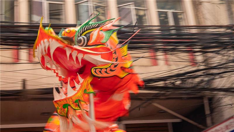 Ein Drachentanz begleitet die Löwentänzer bei ihrem Auftritt in Manila.