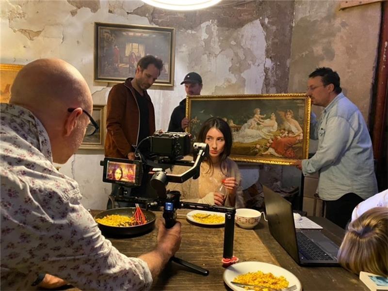 Ein Drehtag im Horneburger Schloss: Während der Kameramann die Schauspielerin Julia Brunsch ins Visier nimmt, hängen Oliver Paulus (links) und Robert Herzl (rechts) im Hintergrund Gemälde an die Wand. Foto: Daria Biliak