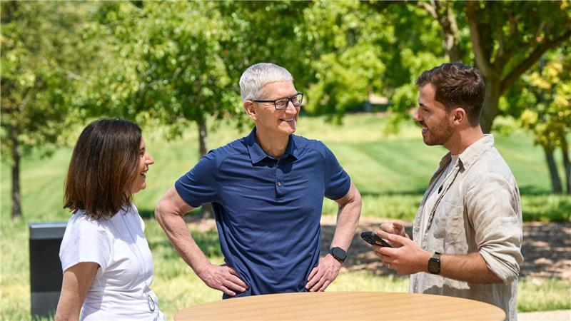 Ein Dresdner Student (r) gewinnt einen Entwickler-Wettbewerb von Apple für Studenten.