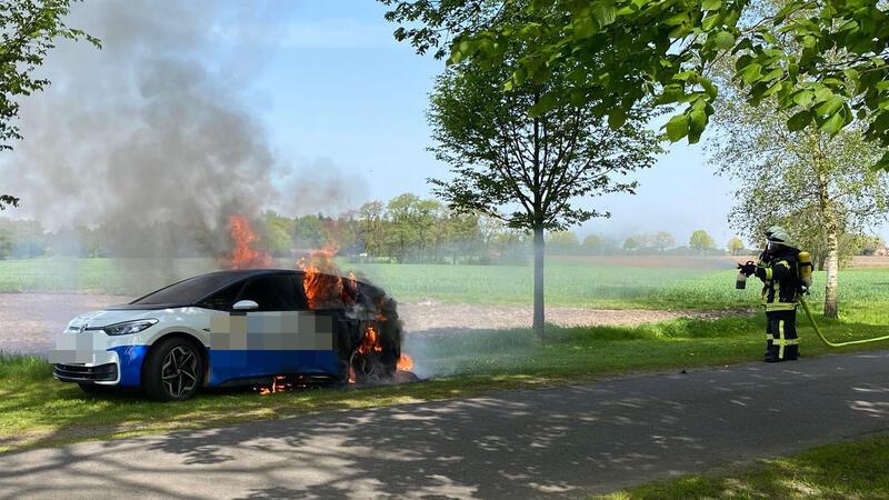 Ein E-Auto brannte am Dienstagmittag in Brest.