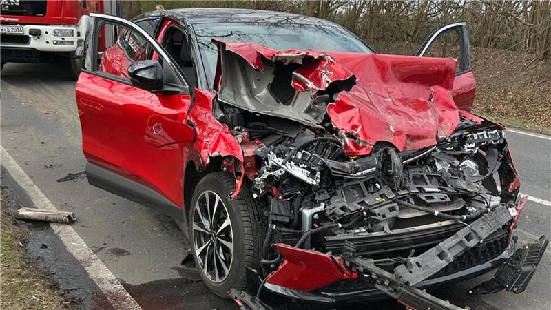 Ein E-Auto in Sottrum mit einem Lkw kollidiert.