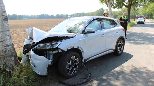 Ein E-Auto ist bei Ahlerstedt gegen einen Baum geprallt, eine Frau wurde bei dem Unfall verletzt.