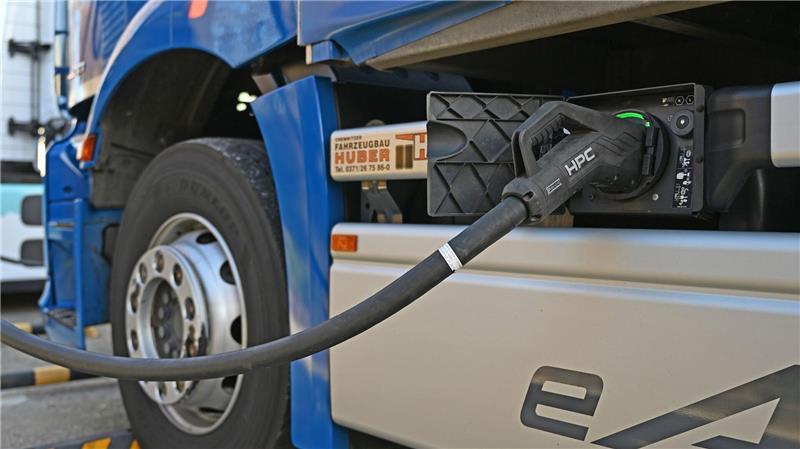 Ein E-Lkw wird auf dem Gelände einer Spedition geladen. Entlang der Autobahnen fehlt es nach Branchenangaben an einem gut ausgebauten Netz an Ladestationen für Lkw.