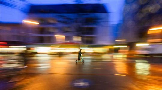 Ein E-Scooter-Fahrer ist unterwegs. In Hamburg sind sechs Fahrgäste nach der Notbremsung eines Linienbusses verletzt worden. Ein E-Scooter-Fahrers war plötzlich auf die Straße gefahren. (Symbolbild)
