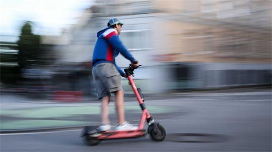 Ein E-Scooter-Fahrer versuchte, sich einer Polizeikontrolle zu entziehen. (Symbolbild)