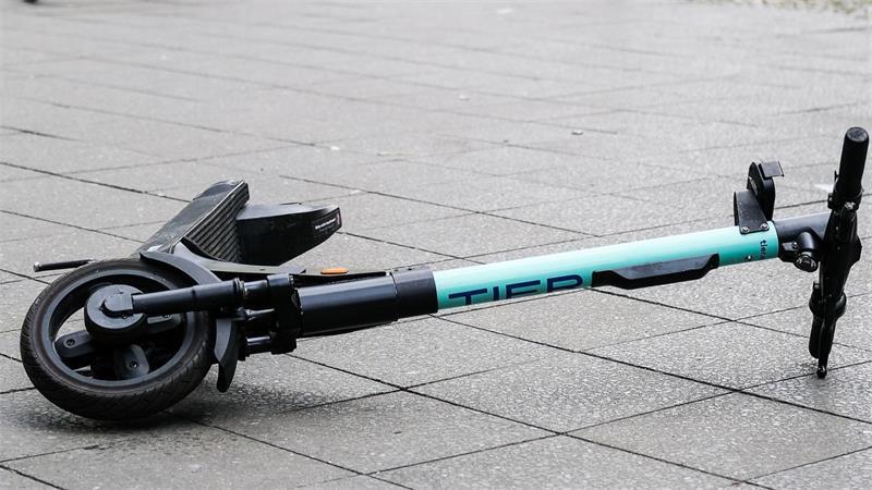 Ein E-Scooter liegt umgekippt mitten auf einem Gehweg. (zu dpa: «Deutlich mehr schwere E-Scooter-Unfälle - das sagen Experten»)