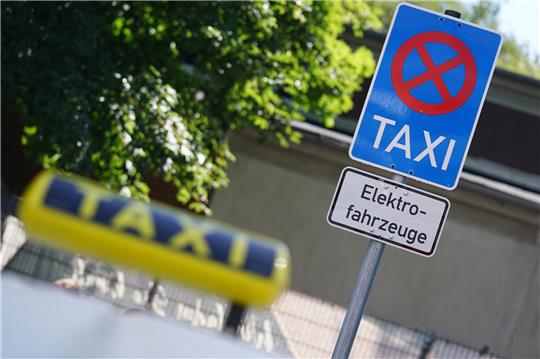 Ein E-Taxi steht an einer Schnellladesäule für Taxis am S-Bahnhof Eidelstedt. Im Rahmen des Programms „Zukunftstaxi“ fördert die Stadt Hamburg die Umstellung von Hamburgs Taxi-Flotte auf elektrischen Antrieb. Foto: Marcus Brandt/dpa