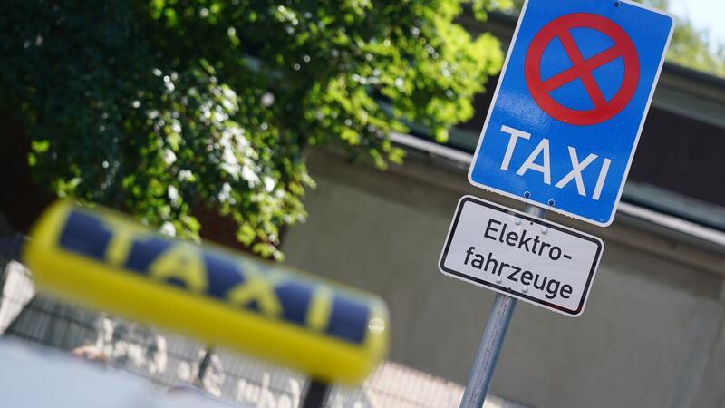 Ein E-Taxi steht an einer Schnellladesäule für Taxis am S-Bahnhof Eidelstedt.