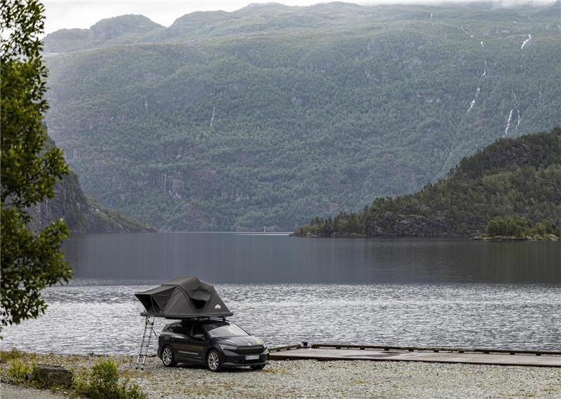 Ein E-Van mit Dachzelt ist Thomas Kreys Quartier während seines Elektro-Mobil-Urlaubs in Norwegen.