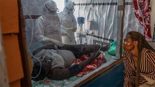 Ein Ebola-Patient wird in einem kongolesischen Behandlungszentrum versorgt. (Archivbild)