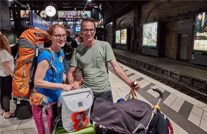 Hamburger Hauptbahnhof ein gefährlicher Brennpunkt? – Das sagen Reisende Ein Ehepaar aus Luzern steht mit seinen beiden Kindern auf dem Bahnsteig 14 im Hauptbahnhof und warten auf den Nachtzug nach Zürich. Foto: Wendt/dpa