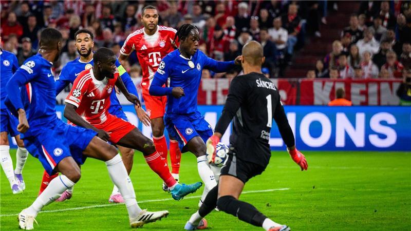 Ein Eigentor von Trevoh Chalobah (2.v.r.) bringt die Bayern in Führung.