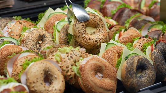 Bagel liegen in einer Bäckerei in der Auslage.
