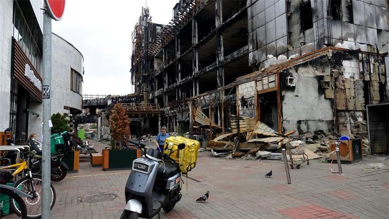 Drohnenalarm in Kiew – Leben zwischen Angst und Alltag Ein Einkaufszentrum ist bei einem russischen Angriff ausgebrannt. (Archivbild)