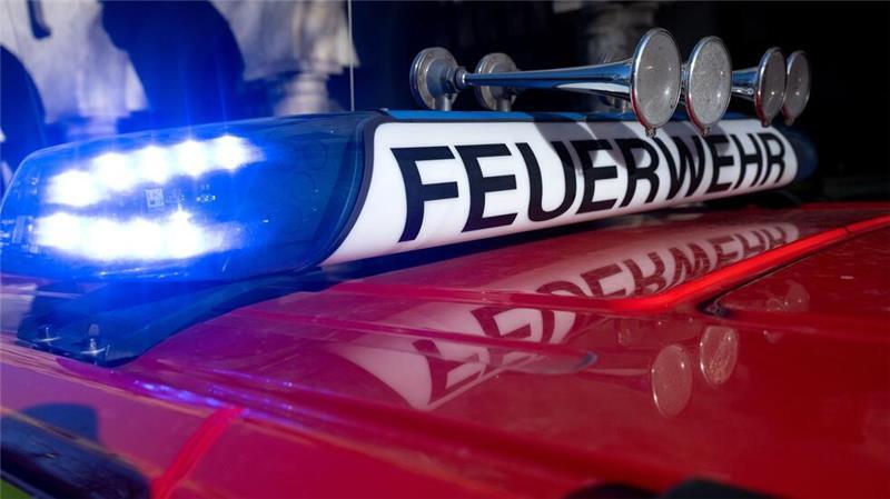 Ein Einsatzfahrzeug der Feuerwehr mit eingeschaltetem Blaulicht. (Symbolbild)