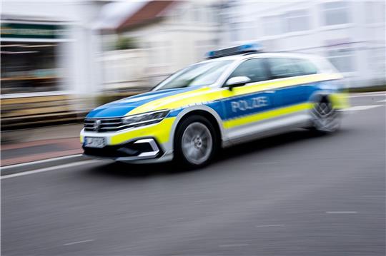 Ein Einsatzfahrzeug der Polizei fährt durch die Innenstadt.