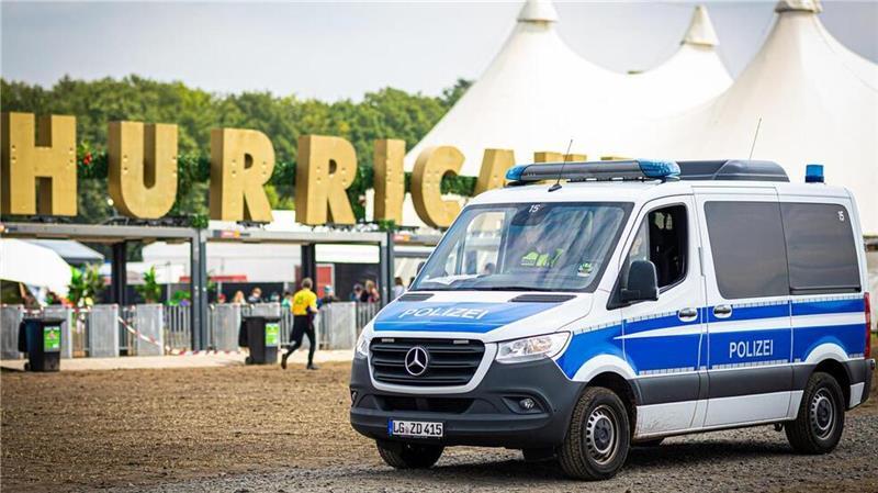 Polizeikosten-Urteil: Müssen jetzt auch die Musik-Festivals draufzahlen? Ein Einsatzfahrzeug der Polizei fährt vor dem Gelände des Hurricane Festivals entlang.