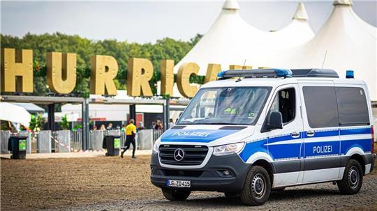 Ein Einsatzfahrzeug der Polizei fährt vor dem Gelände des Hurricane Festivals entlang.