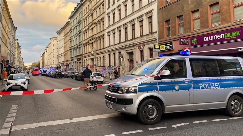 Ein Einsatzfahrzeug der Polizei steht 2025 nach Schüssen auf einer Straße in Berlin-Kreuzberg. 