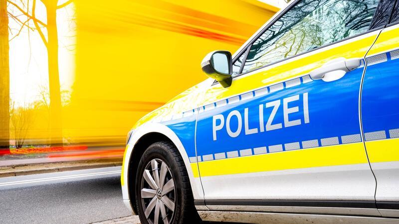 Ein Einsatzfahrzeug der Polizei steht an einer Straße.