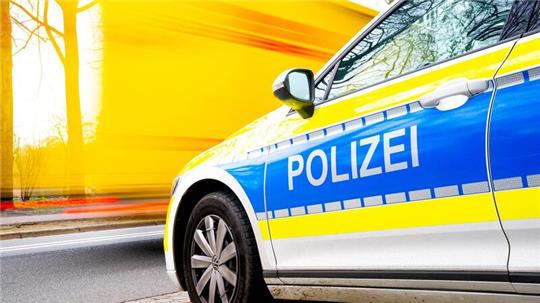 Ein Einsatzfahrzeug der Polizei steht an einer Straße.