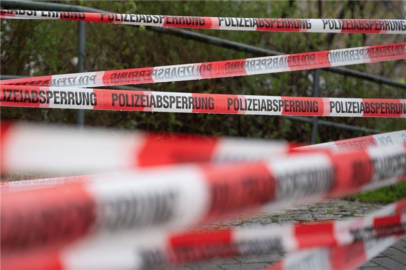 Tödlicher Tauchunfall: Ausrüstung wird noch untersucht Ein Einsatzort der Polizei ist mit Flatterband abgesperrt.