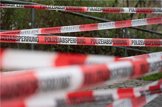 Ein Einsatzort der Polizei ist mit Flatterband abgesperrt.