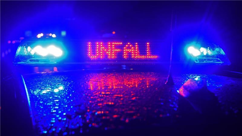 Person nach Lkw-Zusammenstoß im Landkreis Harburg schwer verletzt Ein Einsatzwagen der Polizei steht an einer Unfallstelle.