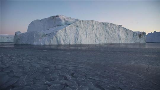 Ein Eisberg treibt im Ilulissat-Eisfjord.