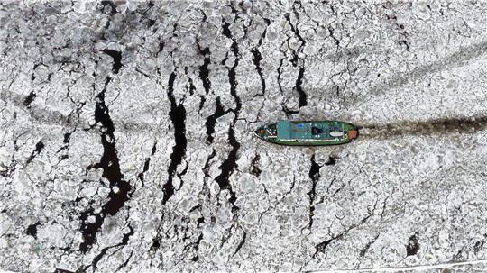 Ein Eisbrecher bahnt sich seinen Weg über die Elbe bei Hohnstorf.
