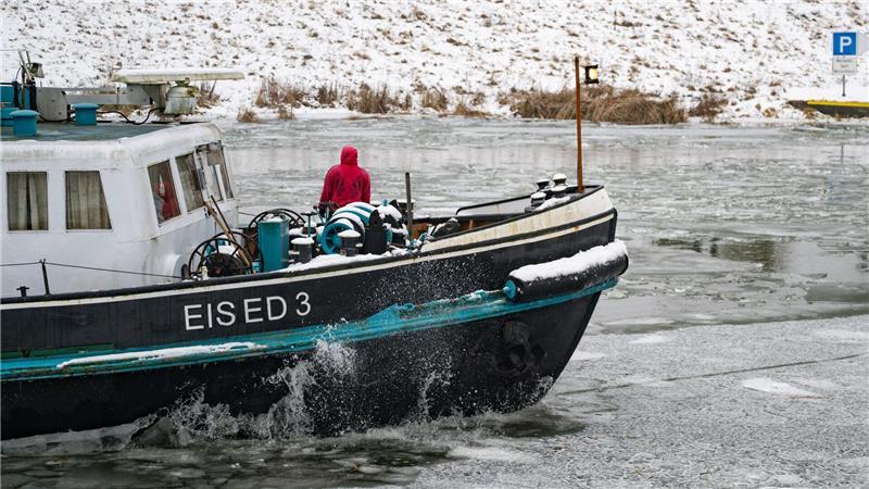 Ein Eisbrecher des Wasser- und Schifffahrtsamts Eberswalde bricht das Eis an der Schleuse Hohensaaten.