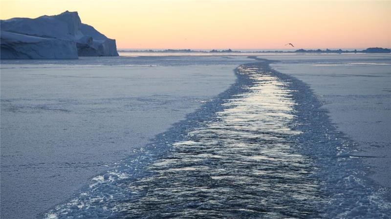 Grönlands Klima-Zwiespalt - und was Trump damit zu tun hat Ein Eisbrecher hat diesen Weg durch das Fjordwasser gebahnt.