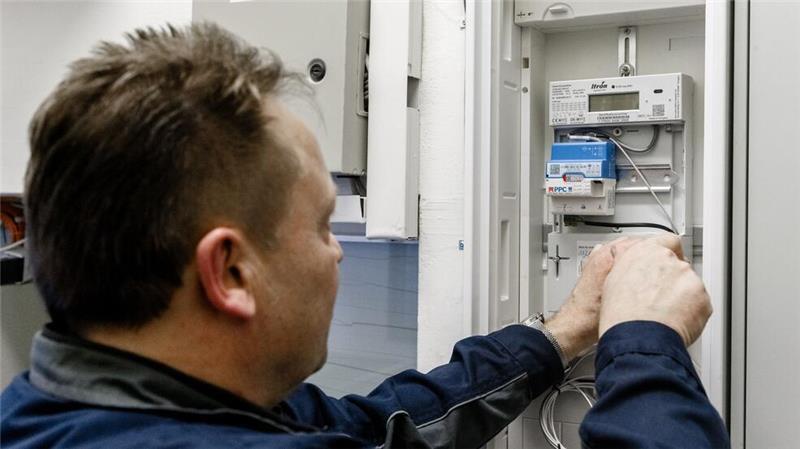 Abnehmer dringend gesucht: Strom 2024 häufiger Ramschware Ein Elektriker montiert einen digitalen Stromzähler mit einem Smart-Meter-Gateway zur Datenübertragung. (Archivbild)