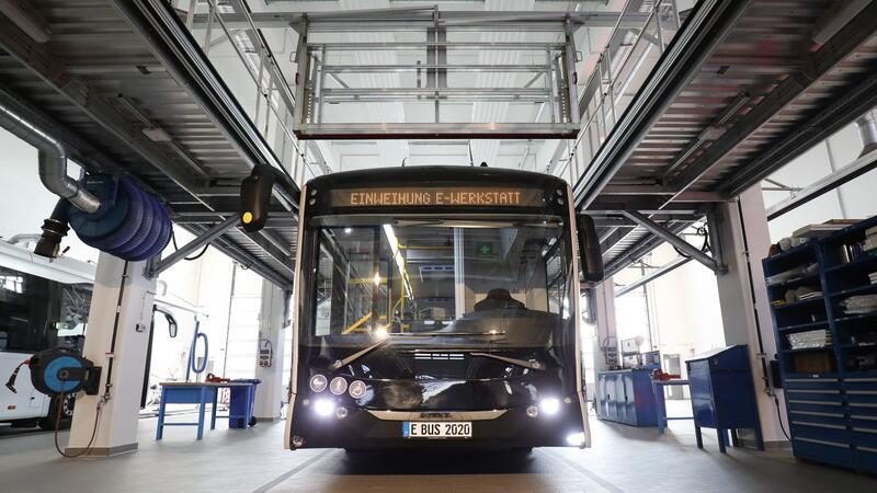 Tarifkonflikt bei VHH geht weiter: Dreitägiger Warnstreik Ein Elektro-Gelenkbus steht in der Halle.