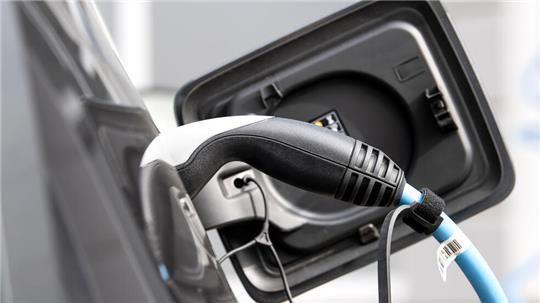 Ein Elektroauto (BMW I3) wird an einer Ladesäule geladen.
