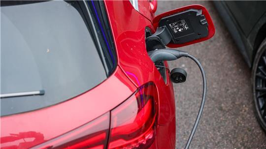 Ein Elektroauto an einer Ladesäule. E-Autos gewinnen laut HUK Coburg stark an Zuspruch. (Symbolbild)