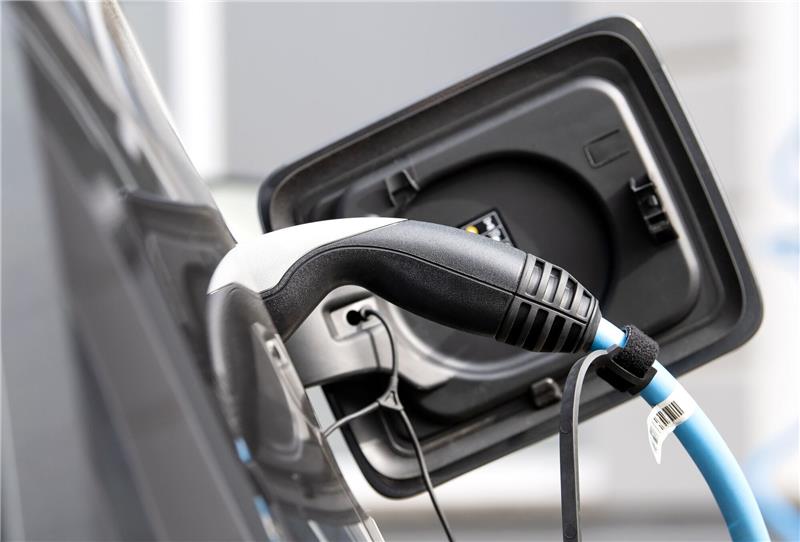 100.000 E-Ladesäulen soll es bis 2030 in Niedersachsen geben Ein Elektroauto wird an einer Ladesäule geladen.