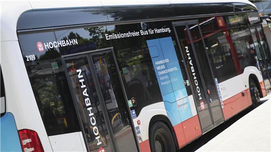 Ein Elektrobus der Hochbahn Hamburg verlässt die Haltestelle Alsterdorf. Auf ihrer Jahrespressekonferenz stellt die Hamburger Hochbahn AG am Donnerstag ihre aktuellen Zahlen und Pläne vor.