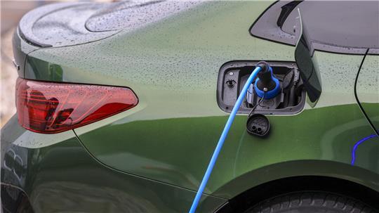 Ein Elektrofahrzeug von BMW lädt an einer Ladesäule.