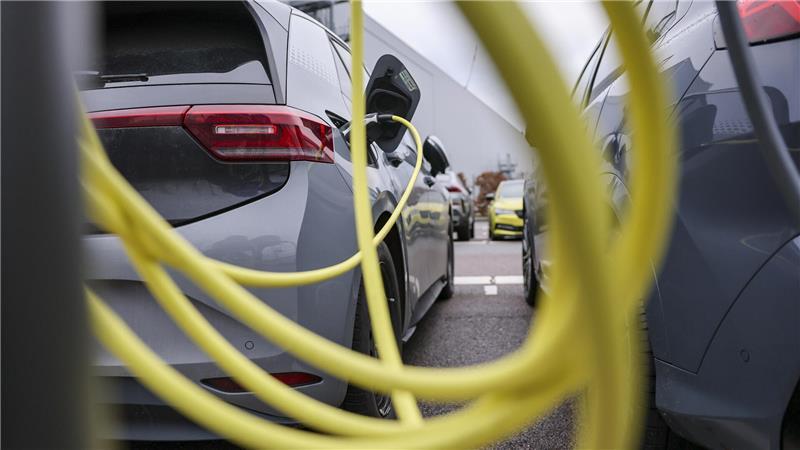 Anträge für neue E-Auto-Förderung jetzt möglich: Was Autokäufer wissen müssen Ein Elektrofahrzeug von Volkswagen lädt mit einem gelben Kabel an einer Ladesäule.
