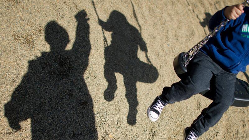Bewegungsmangel bei Kindern: Liegt es an den Eltern? Ein Elternteil bewegt sich mit seinem Kind - der Optimalfall.