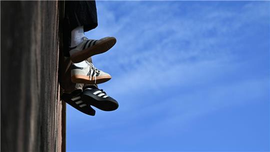 Ein Ende beim Sneaker-Trend ist aus Expertensicht nicht zu erwarten. (Symbolbild)
