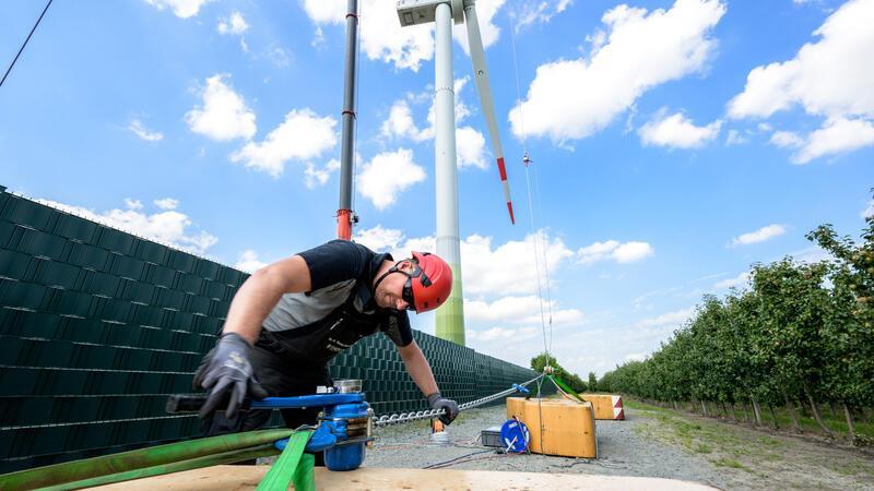 Ein Enercon-Mitarbeiter bedient den Seilzug: Die Belastung wird peu à peu bis auf eine Tonne gesteigert - das Gewicht eines kleinen Autos.