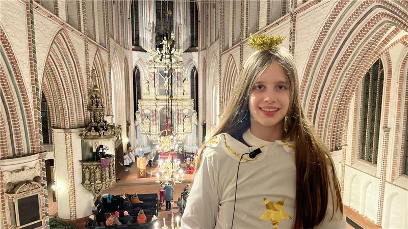 Ein Engel auf der Empore: Hanna Gottschalck verkündet die Frohe Botschaft im Krippenspiel in St. Petri.